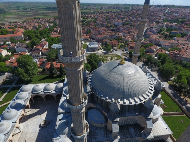 “Son mahyacı” minareleri Ramazan’a hazırladı